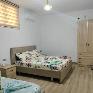 Bed and breakfast Stomici, Nderlysaj